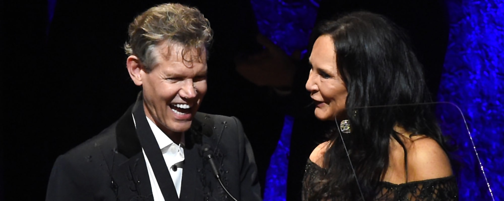 Randy Travis sings 'Amazing Grace' with wife Mary Travis (R) during the 2016 Medallion Ceremony at Country Music Hall of Fame and Museum on October 16, 2016 in Nashville, Tennessee.