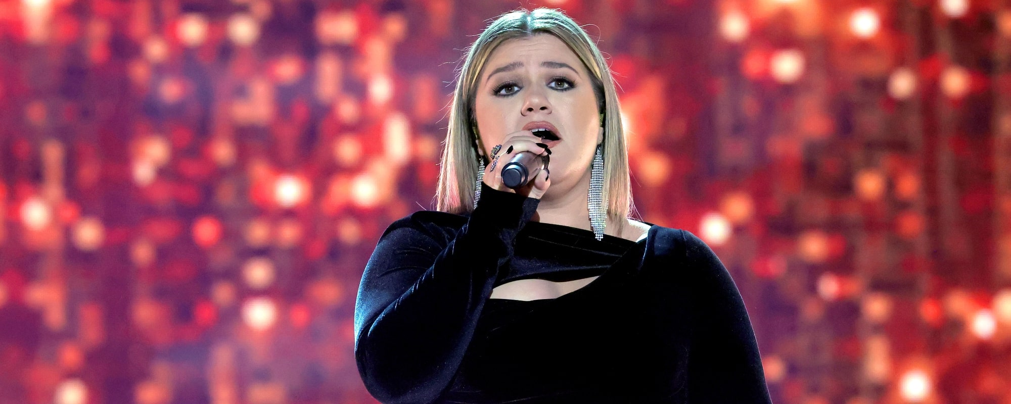 Kelly Clarkson performing a tribute to Dolly Parton at the ACM Awards in 2022