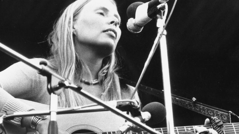 Joni Mitchell performing
