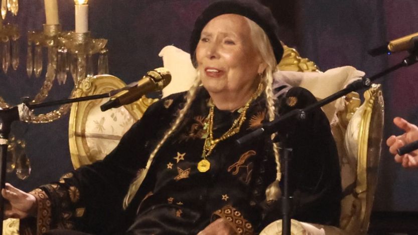 Joni Mitchell on stage