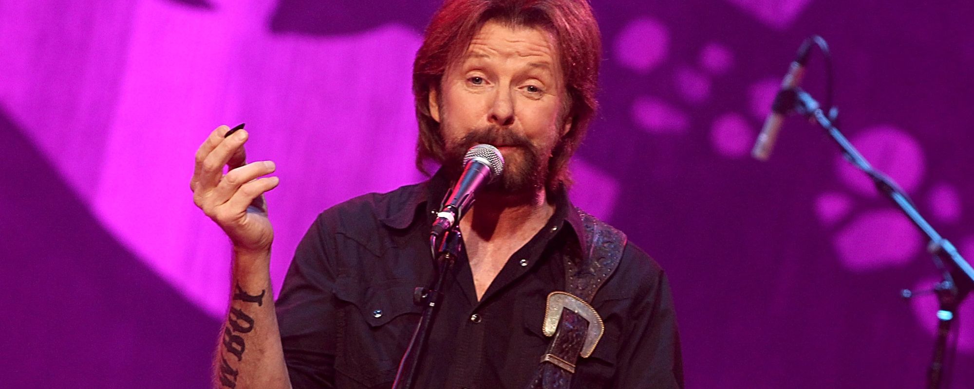Ronnie Dunn speaking into microphone