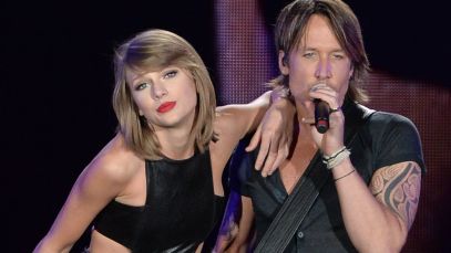Taylor Swift and Keith Urban performing