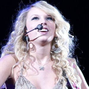Taylor Swift singing