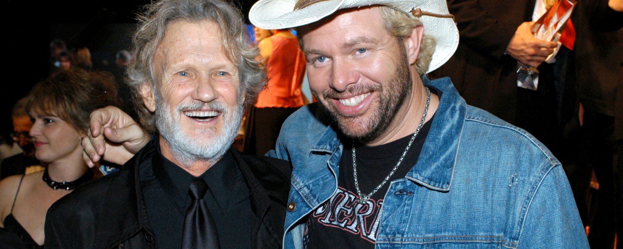 Kris Kristofferson Toby Keith posing together