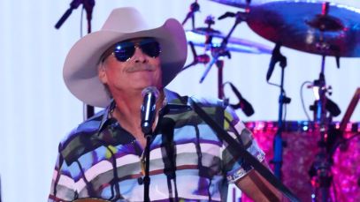 That Time Alan Jackson Stood Up For George Jones In Front of the Entire World