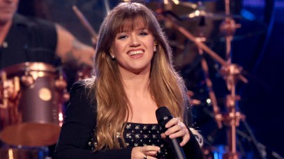 Kelly Clarkson Channels Sabrina Carpenter No. 1 Hit "Please Please Please" on Kellyoke