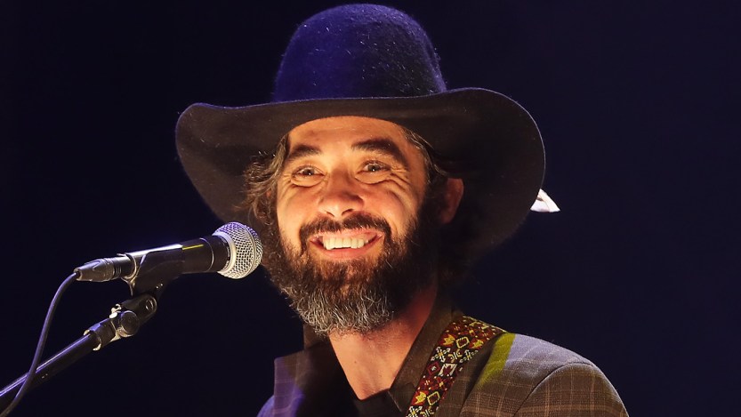 Ryan Bingham Joins Forces With Jamey Johnson for Powerful Cover of the Band's Hit Song "It Make No Difference"