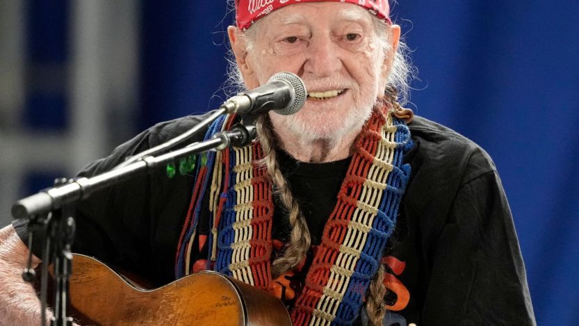 Willie Nelson performing