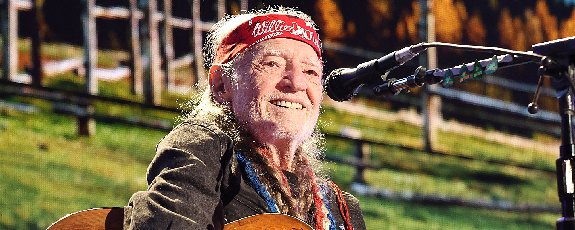 Willie Nelson Celebrates Christmas With Unique Christmas Sweater: "Smoke Weed Everyday"