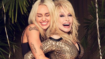 Miley Cyrus hugs Dolly Parton