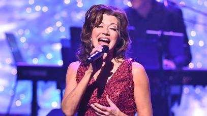 Amy Grant performed Tennessee Christmas at the CMA Country Christmas special