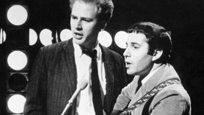 Paul Simon and Art Garfunkel performing
