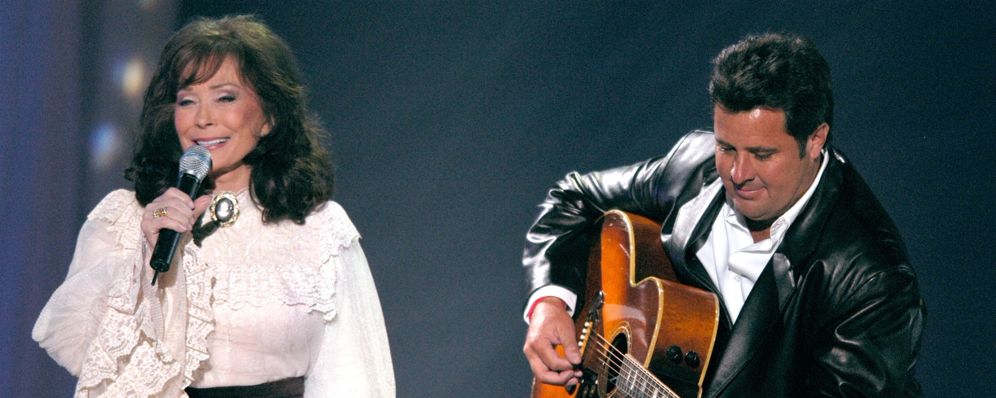 The Story Behind Why Vince Gill Wrote the 2000 Ballad “Table for Two” for Loretta Lynn