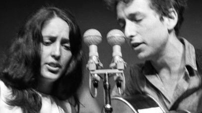 Joan Baez and Bob Dylan performing