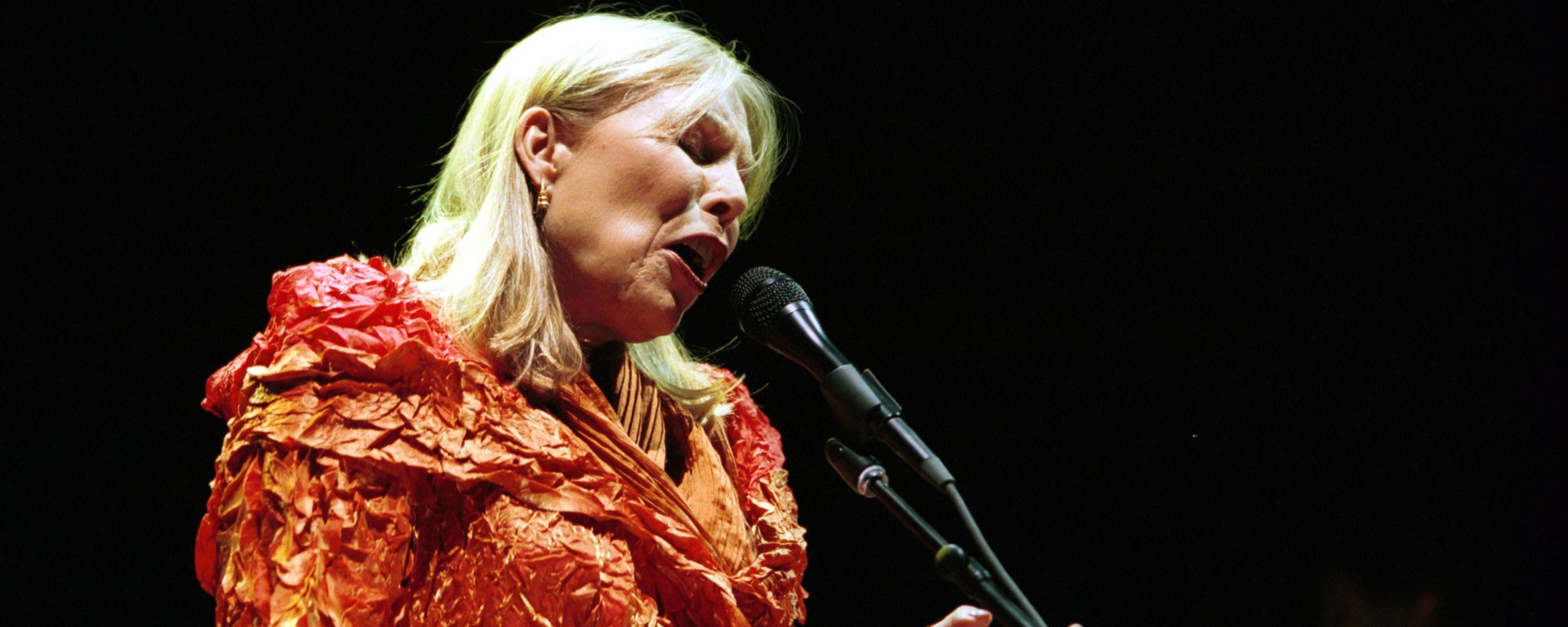 Joni Mitchell performing