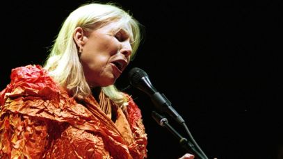 Joni Mitchell performing