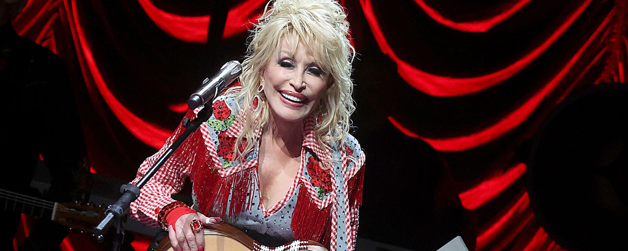 Dolly Parton performing