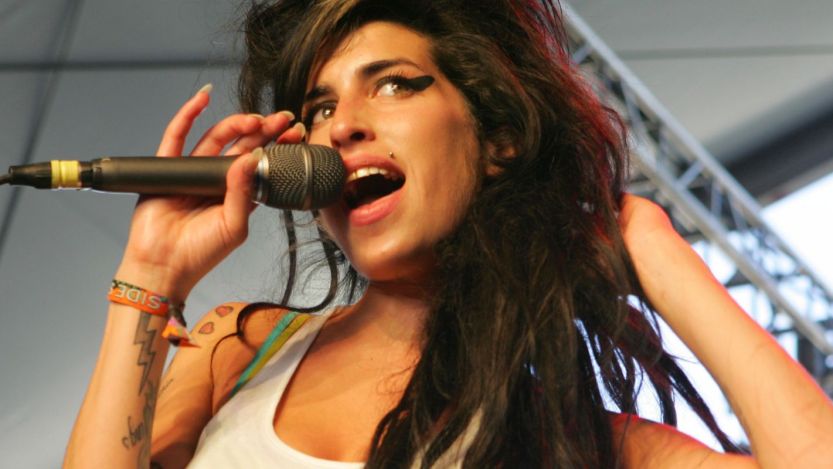 Amy Winehouse performing