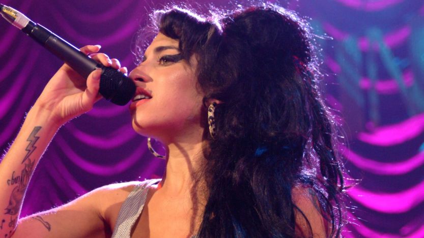 Amy Winehouse performing