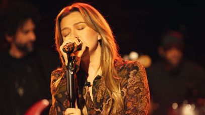 Kelly Clarkson Takes on the Foo Fighters—and Soars