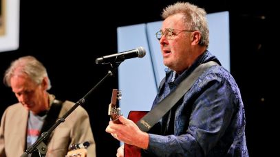 Vince Gill “Is One of the Living Greats,” and This Chilling Performance Dedicated to His Late Dad Proves It