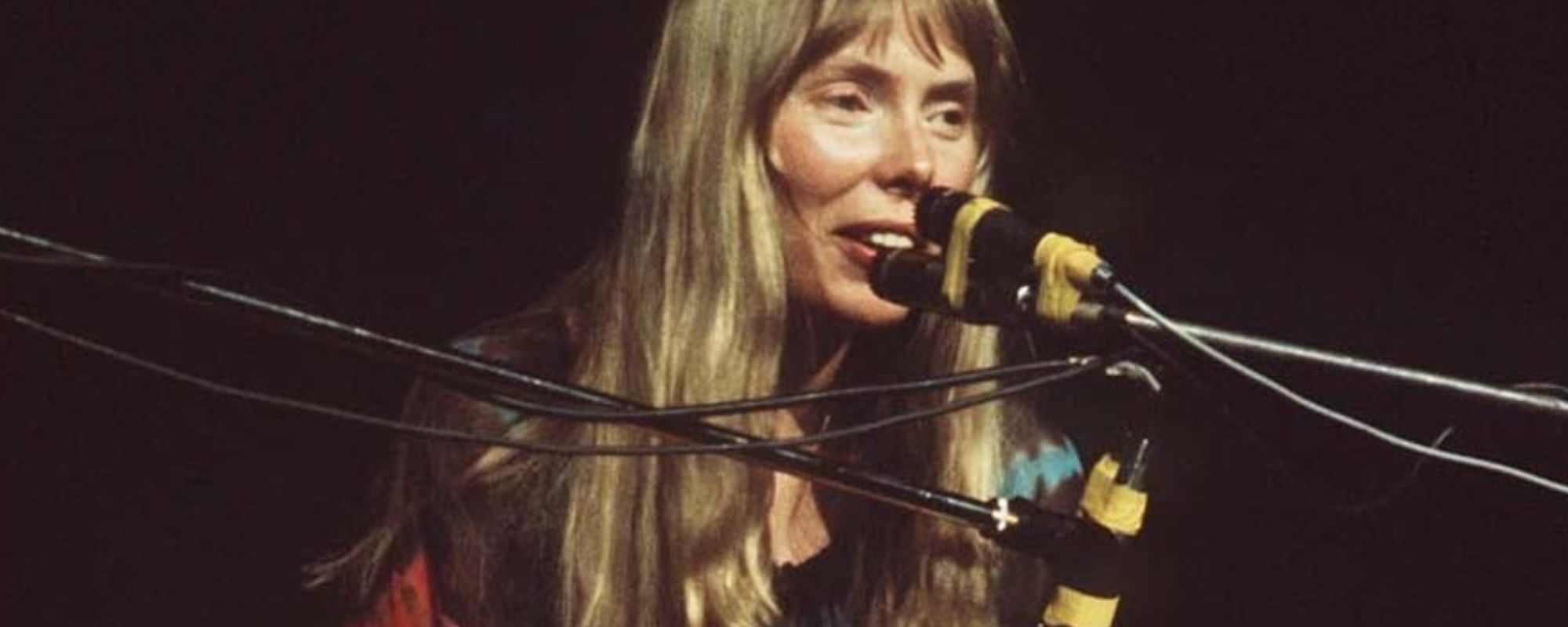Joni Mitchell performing