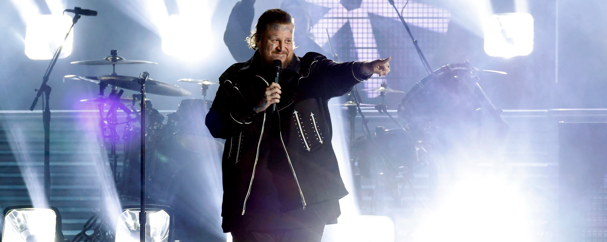 “He’s Here. He’s Here”: Jelly Roll’s Childhood Dream Comes True as He’s Joined Onstage by the Biggest Surprise Guest of His Career