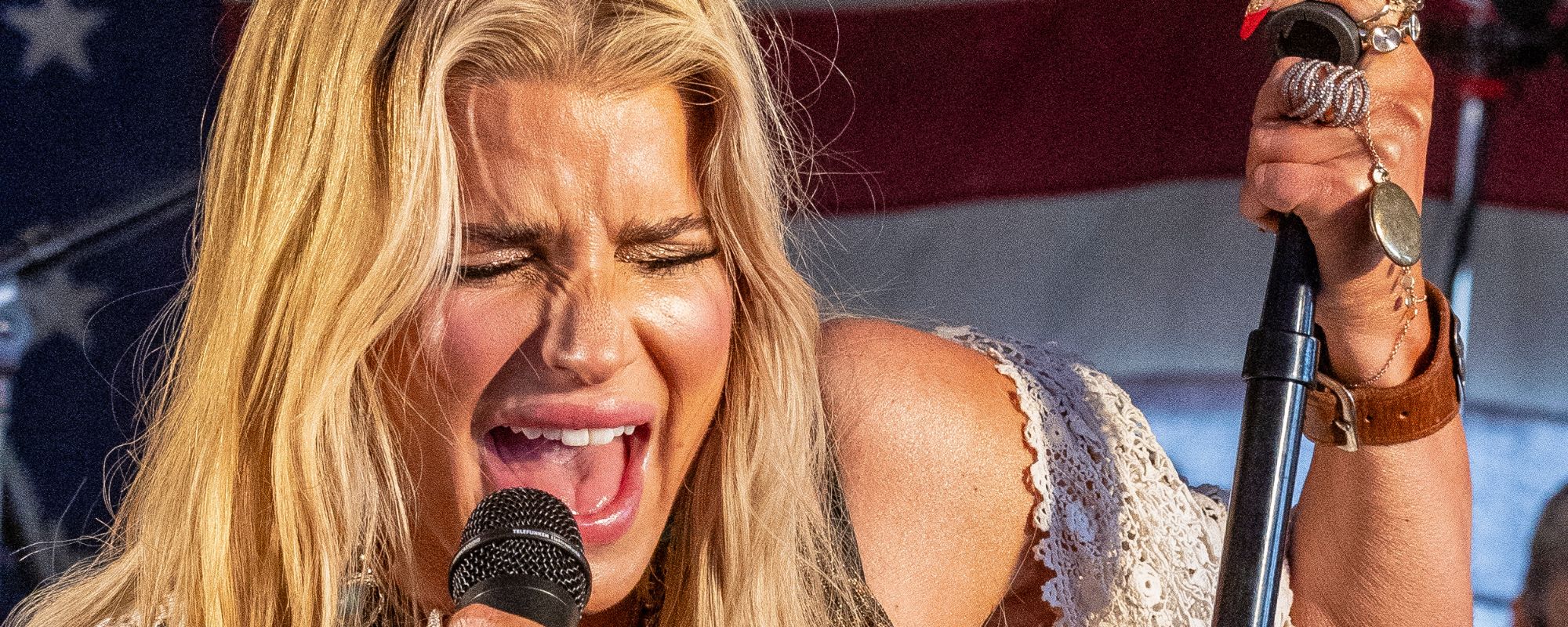 Jessica Simpson Makes Triumphant Comeback With 'American Idol' Finale Performance