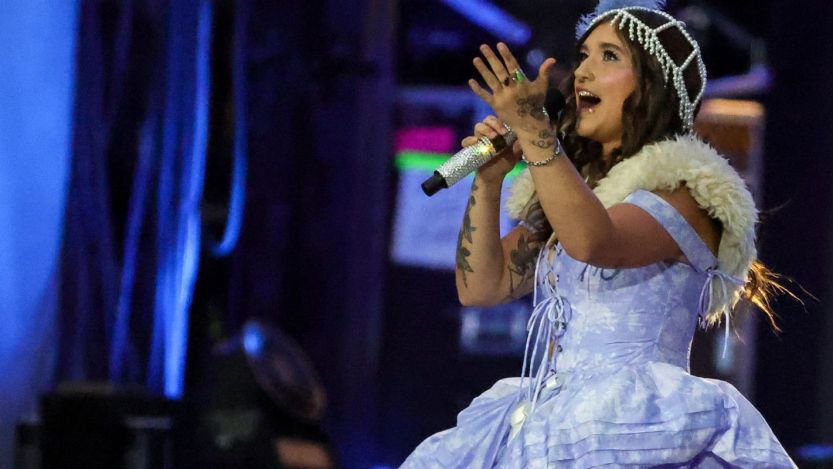 Sierra Ferrell Brings Out Surprise Guest for Shania Twain Cover at AT&T Stadium