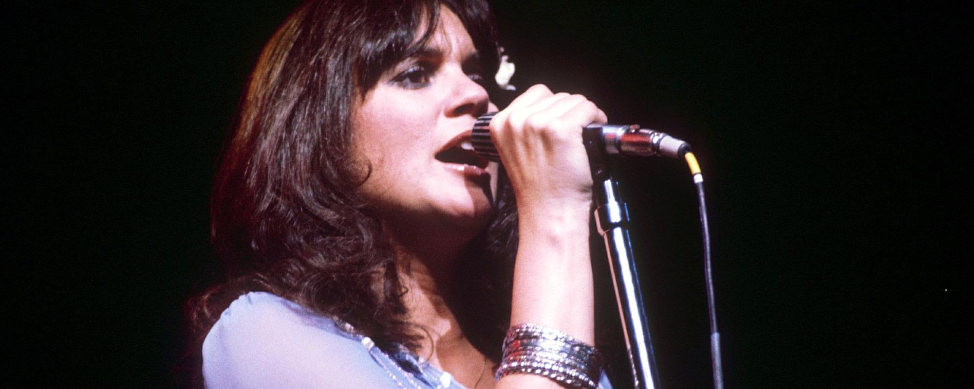 Linda Ronstadt performing