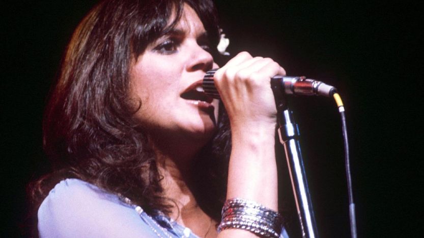 Linda Ronstadt performing