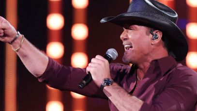 Tim McGraw performing