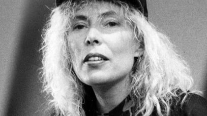 Joni Mitchell performing
