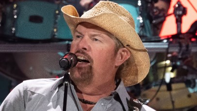 U.S. Army Chorus Honors Toby Keith During Army's 250th Birthday Celebration With "American Soldier"