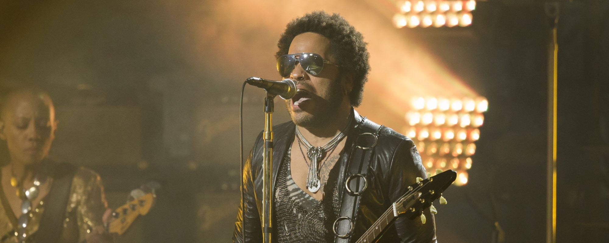 Watch Lenny Kravitz Give CMA Fest Crowd the Bird After a Cold Reception in 2013