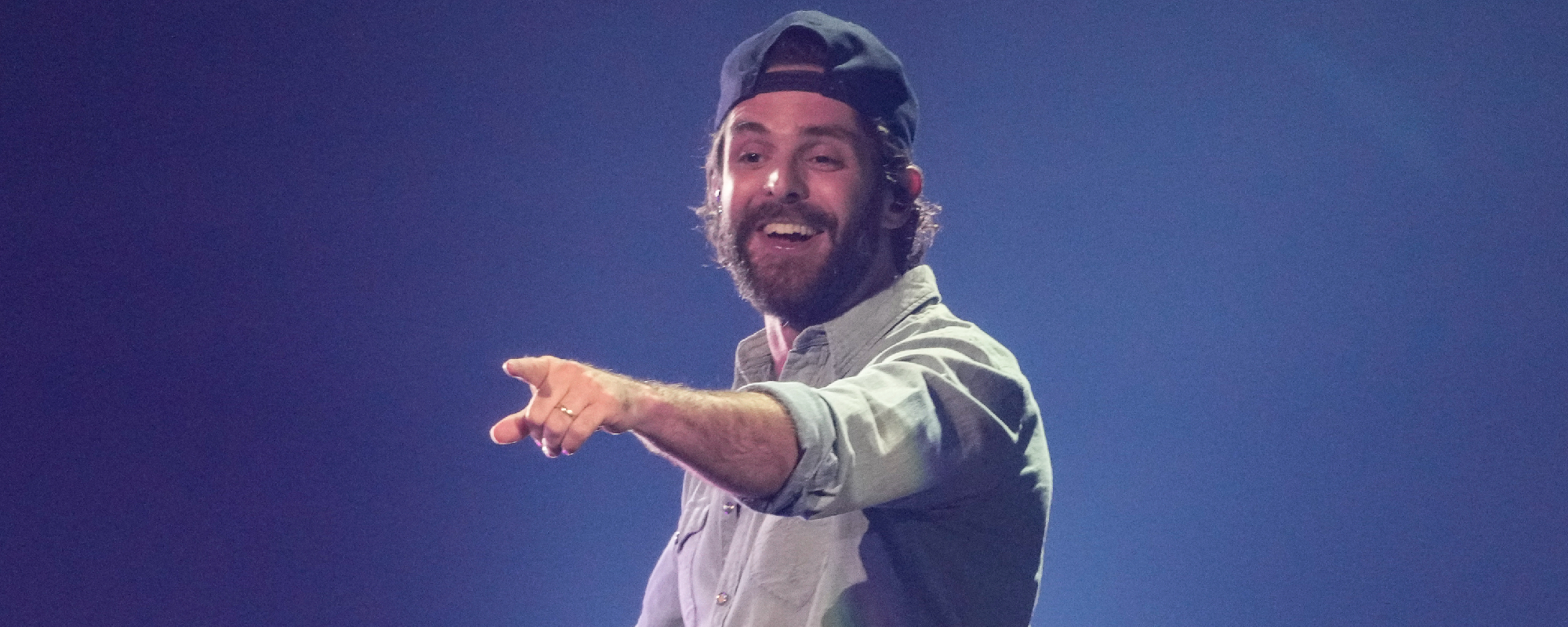 Thomas Rhett Shares the Stage With ‘The King of Queens’ Star at New York Concert