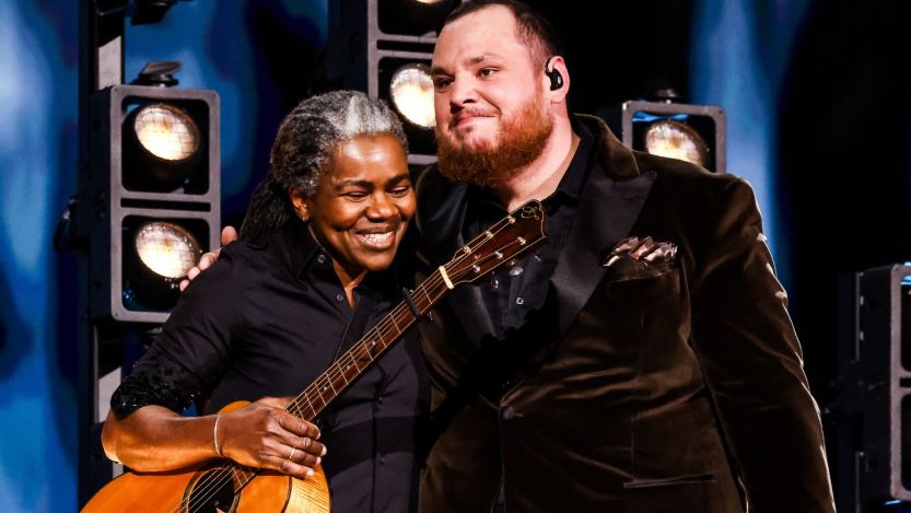 Tracy Chapman and Luke Combs performing