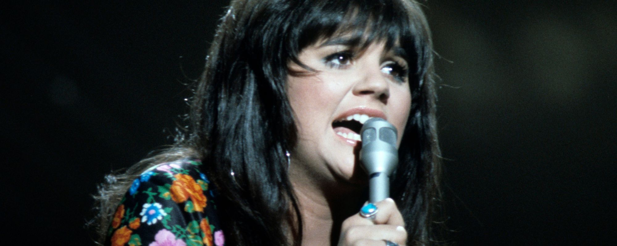 Linda Ronstadt performing
