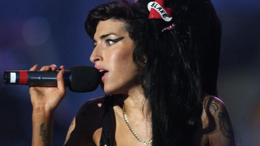 Amy Winehouse performing