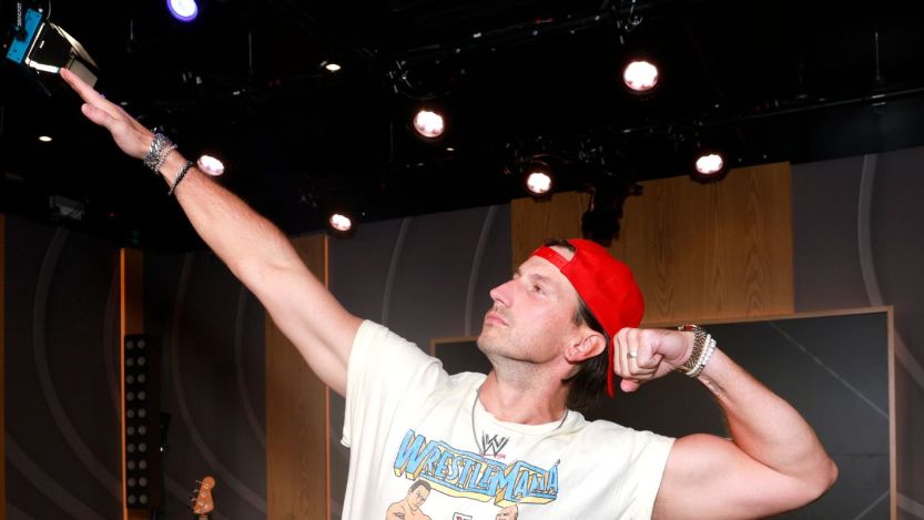 Country Star Surprises Crowd at Jonas Brothers Concert