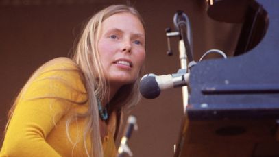 Joni Mitchell peforming