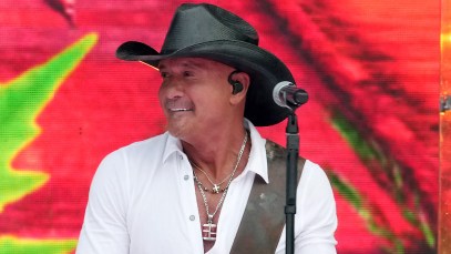 Tim McGraw Leads Fans in Emotional Tribute to Late Father Tug McGraw at Legendary Field of Dreams