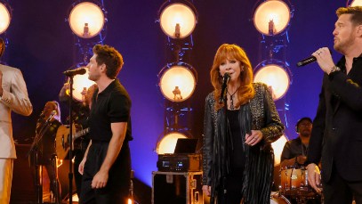 Reba McEntire, Niall Horan, Snoop Dogg & Michael Bublé Blend Styles in "The Joker" Cover on 'The Voice'