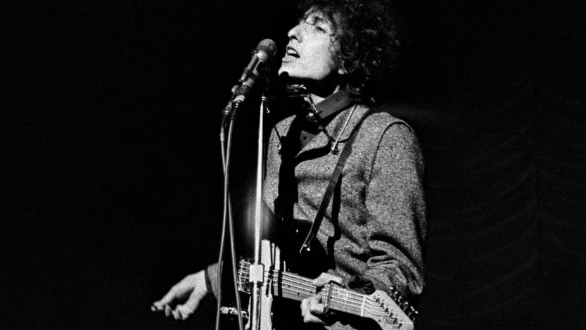 Bob Dylan performing electric