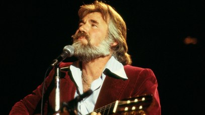 Kenny Rogers performing on stage, 1978. (Photo by David Redfern/Redferns)
