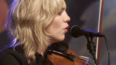 Alison Krauss bluegrass musician performing