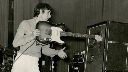 Pete Townshend smashing guitar