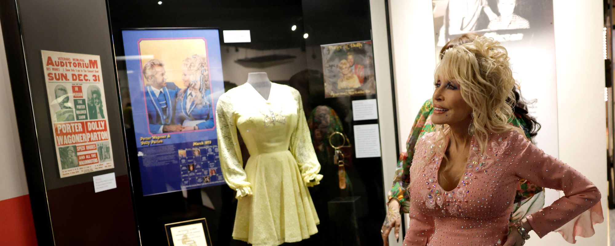 ‘90s Country Legend Steps in for Dolly Parton in Las Vegas Amid Health Battle