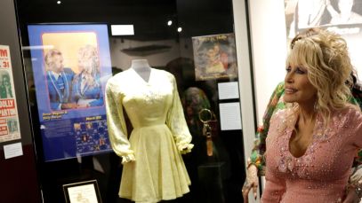 ‘90s Country Legend Steps in for Dolly Parton in Las Vegas Amid Health Battle