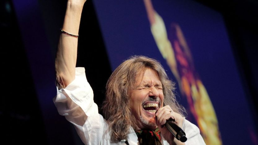 Foreigner's Kelly Hansen Fights Back Tears During Emotional Final Performance